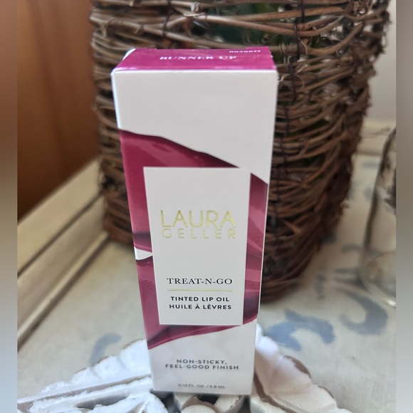 LAURA GELLER Treat-N-Go Tinted Lip Oil in RUNNER UP Hydrating Lip Gloss Oil - Picture 5 of 6